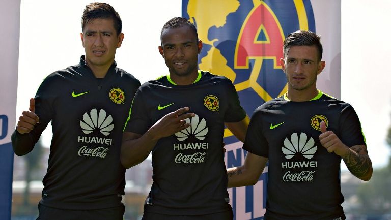 Lozano, Da Silva y Moreno posan con la playera azulcrema