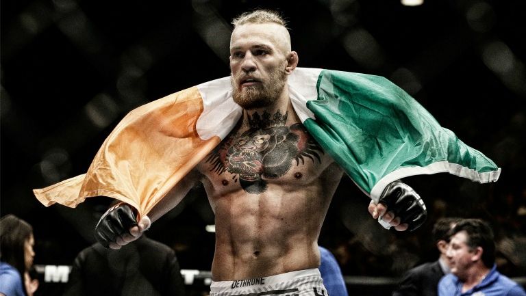 Conor McGregor festeja conla bandera de Irlanda