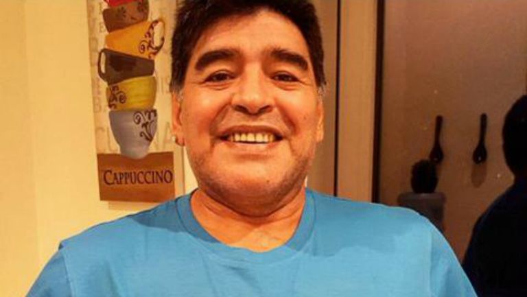 Maradona, con la playera donde acusa a Blatter y Platini