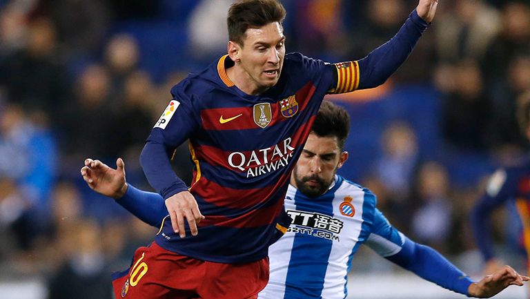 Messi y González, durante el partido entre Barcelona y Espanyol