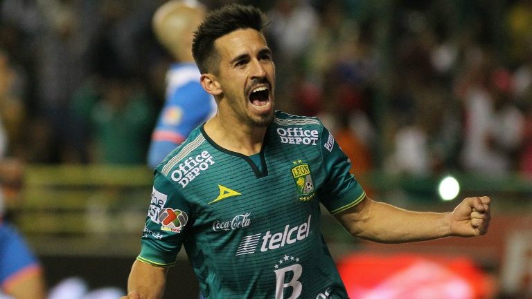 Fernando Navarro festeja un gol con León