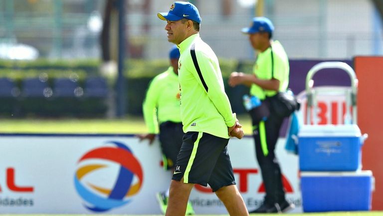 Ambriz, en un entrenamiento del América