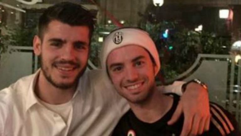 Álvaro Morata junto al fan en un restaurante