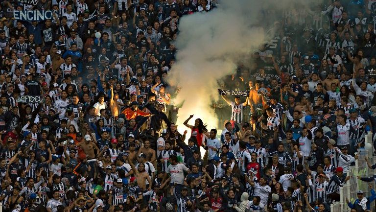 Afición de Rayados dañando el estadio Cuauhtémoc