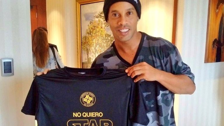 Ronaldinho posa con la camiseta 'conduce sin alcohol'