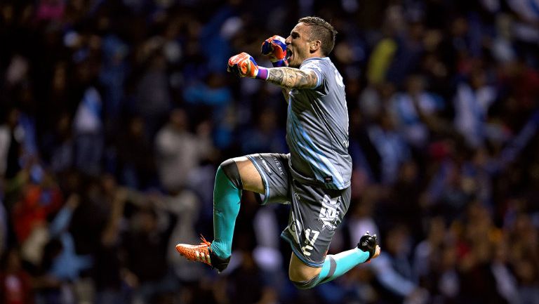 Cristian Camnpestrini festeja un gol del Puebla 