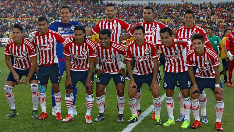 Futbolistas de Chivas posan antes de un partido