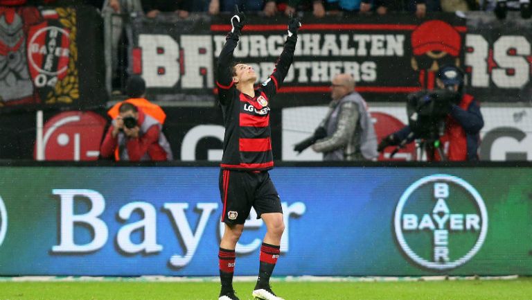 Chicharito festeja uno de sus goles con el Leverkusen
