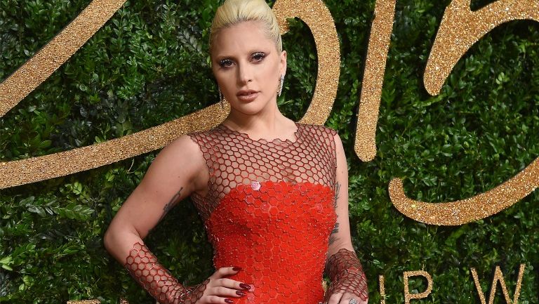 Lady Gaga en la alfombra roja de una premiación