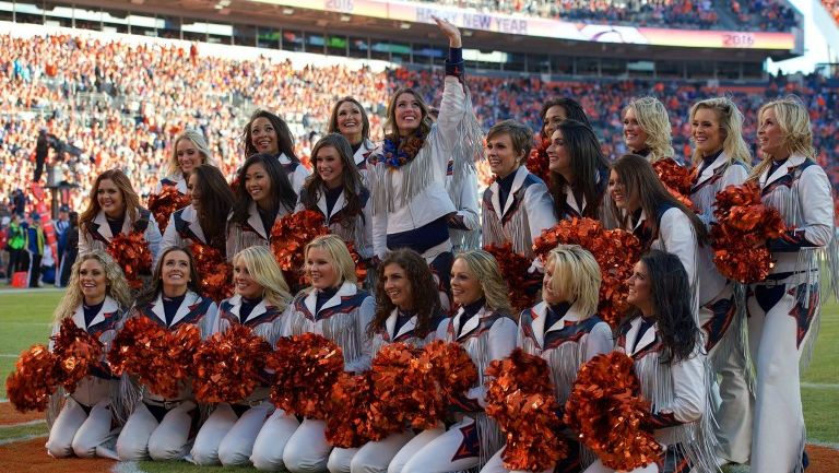 Las porristas de los Broncos durante un partido