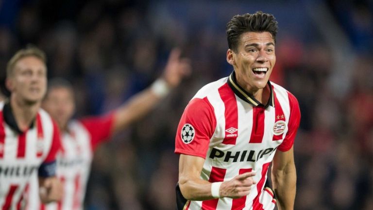 Héctor Moreno celebra un gol con el PSV