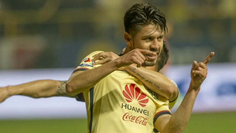 Oribe Peralta festeja un gol con América