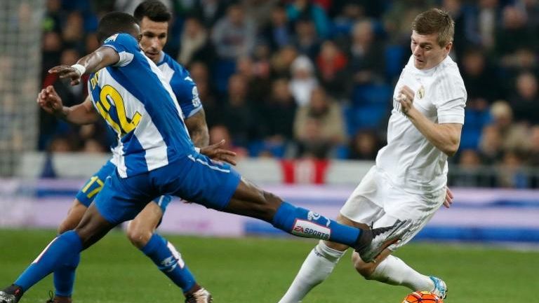 Kross evade a Diop en el último partido del Real Madrid