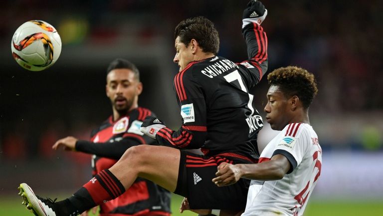 Chicharito pelea el balón