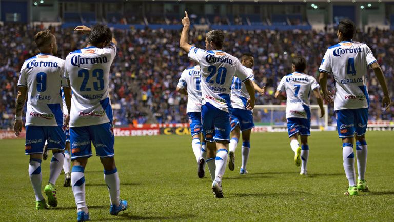 Jugadores del Puebla festejan la goleada contra Atlas