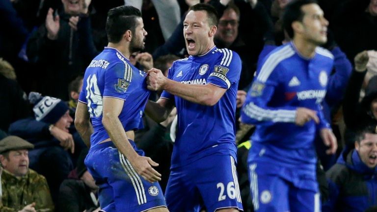 Terry felicitando a Costa por la anotación del empate