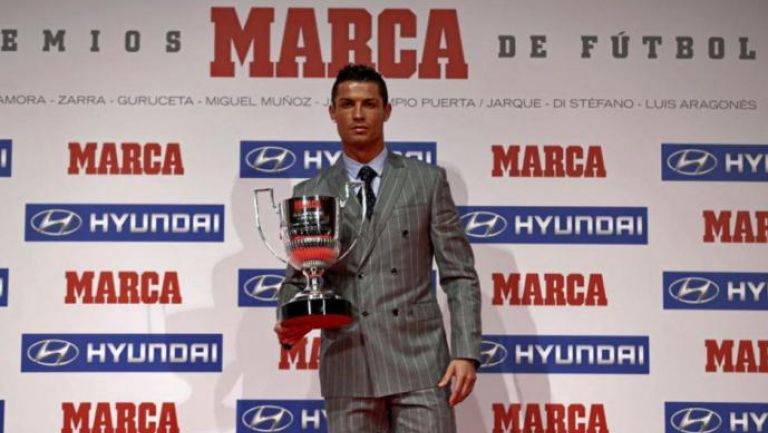 Cristiano Ronaldo posa con su trofeo de Pichichi