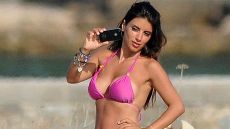 Daniella Semaan se toma selfie en la playa