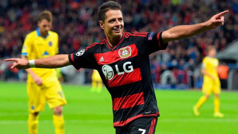 Chicharito festeja con el Bayer Leverkusen