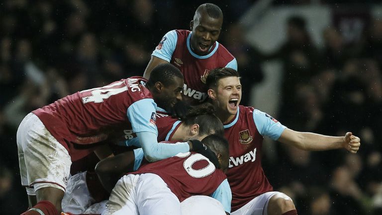 Jugadores del West Ham United festejan un gol