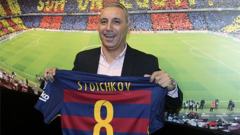 Stoichkov sostiene una playera del Barcelona en un acto publicitario