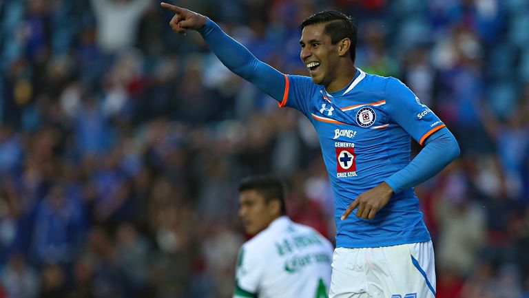 Jorge Benítez celebra un gol con Cruz Azul