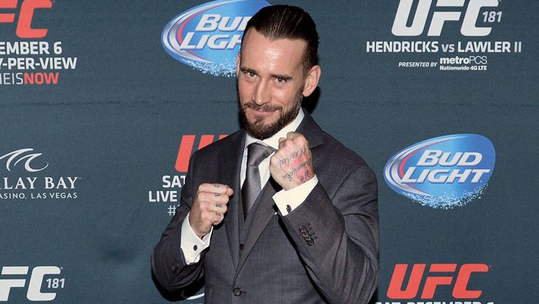 CM Punk posa como peleador de la UFC