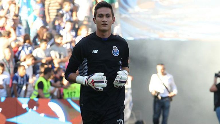 Raúl Gudiño, durante un juego con el Porto