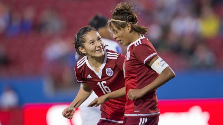 Maribel es felicitada luego de uno de sus goles contra Puerto Rico