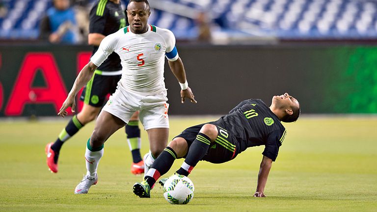 Luis Montes es derribado en el partido contra Senegal