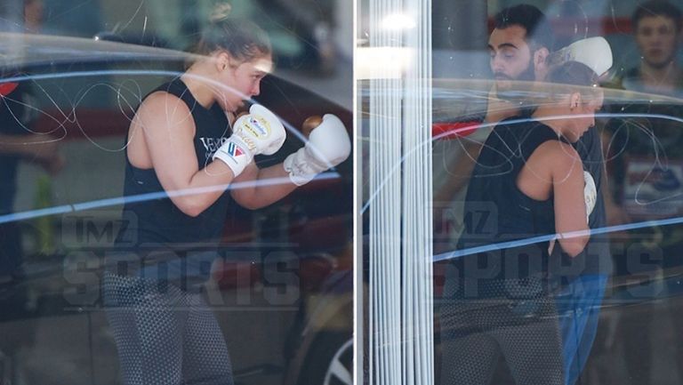 Ronda Rousey entrenando en un gimnasio