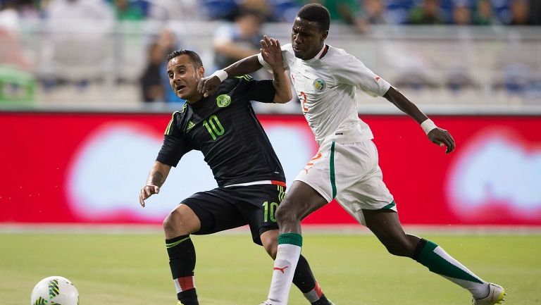 Luis Montes pelea un balón contra Ousseynou Thioune