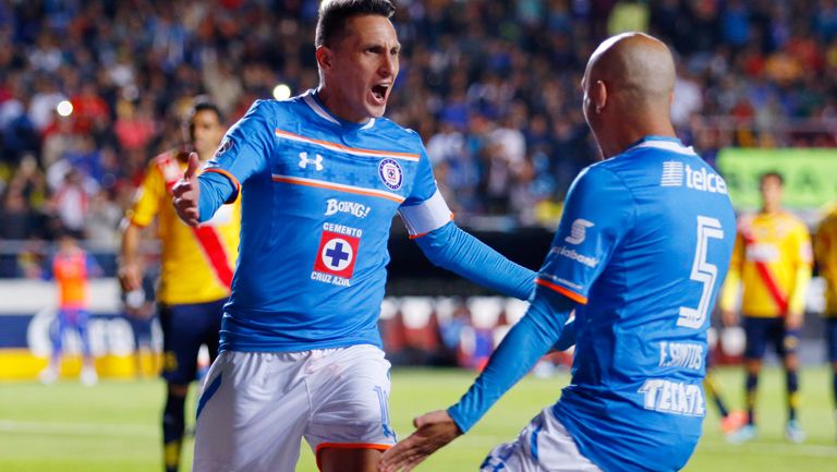Chaco celebra un gol con Fabio Santos