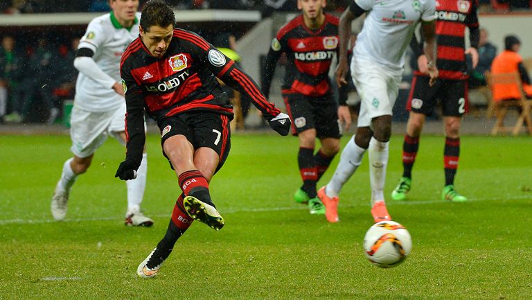 Chicharito cobra un penalti con el Bayer Leverkusen