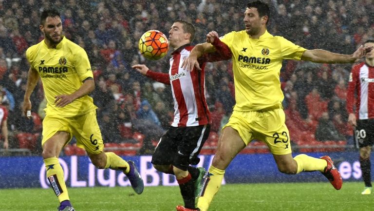 Víctor Ruíz pelea un balón contra el jugador del Athletic de Bilbao