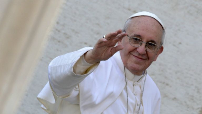 Papa Francisco saluda a los fieles