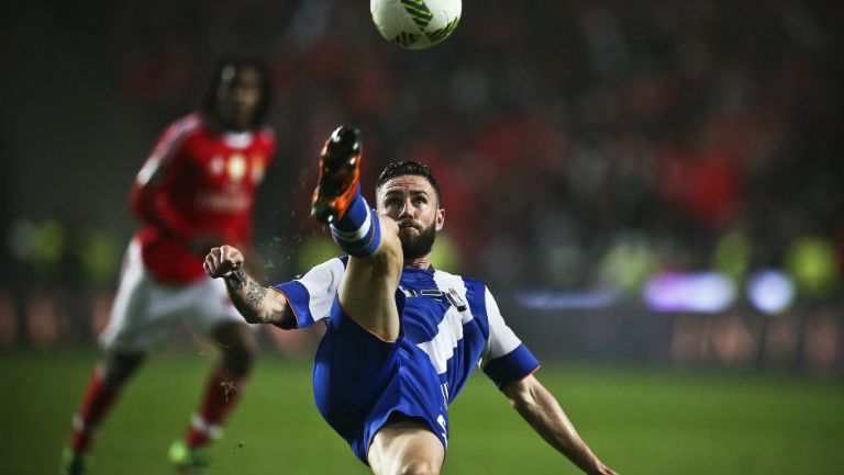 Layún remata el balón en partido con el Porto