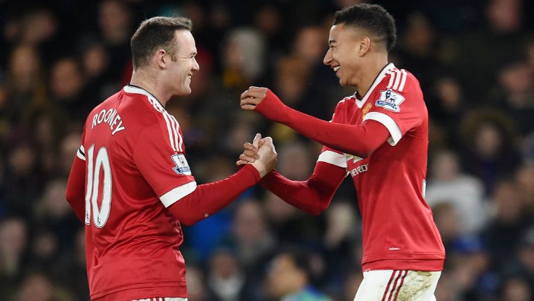 Rooney y Lingard festejan un gol