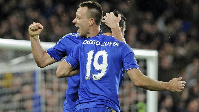 John Terry festeja un gol con Diego Costa