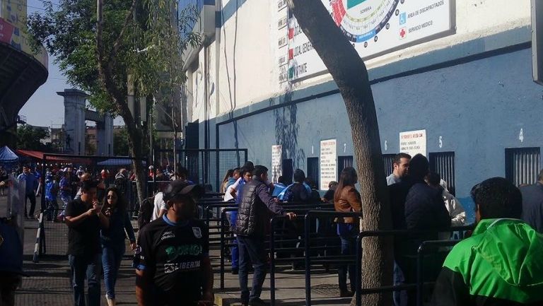 La gente todavía compra algunos boletos en las taquillas del estadio