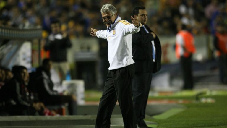 Tuca Ferretti durante el partido contra Xolos