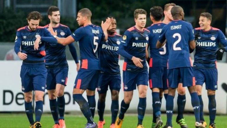 Jugadores del PSV celebran un gol 