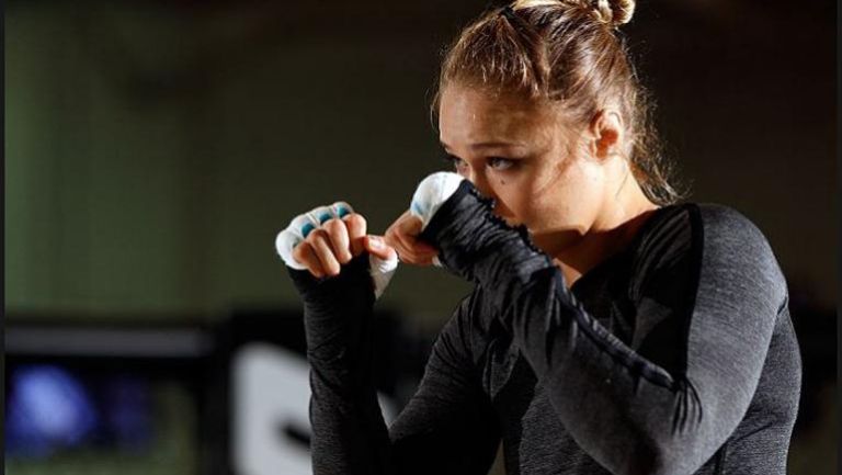 Ronda Rousey entrena previo a un evento