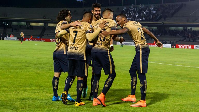 Los jugadores de Pumas festejan gol contra Emelec