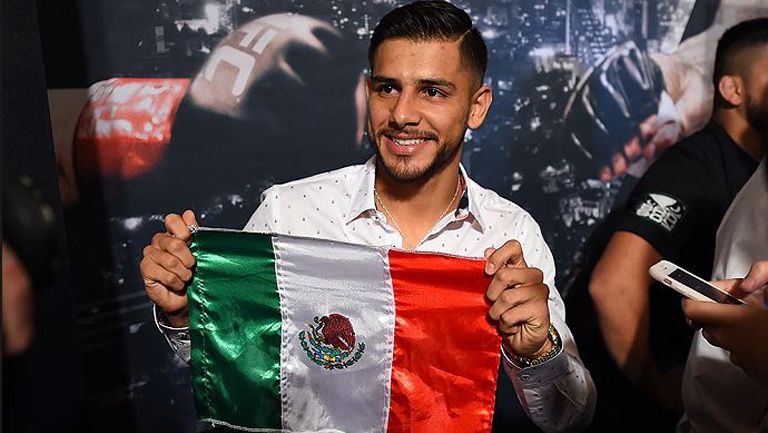 Pantera Rodríguez posa con la bandera de México