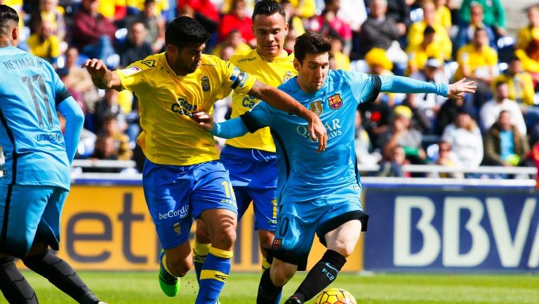Messi pelea el balón en el partido frente a Las Palmas
