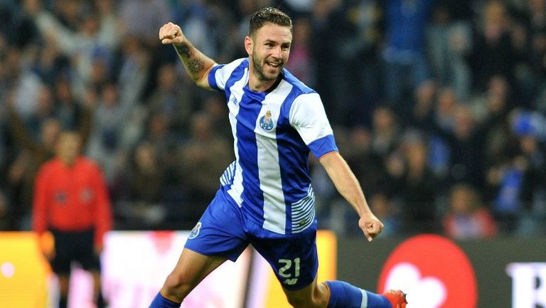 Layún celebra un gol con el Porto