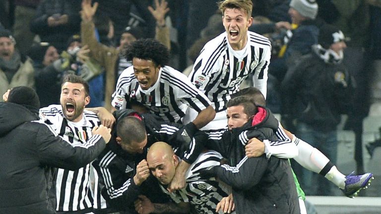 Jugadores de Juventus festejan una anotación