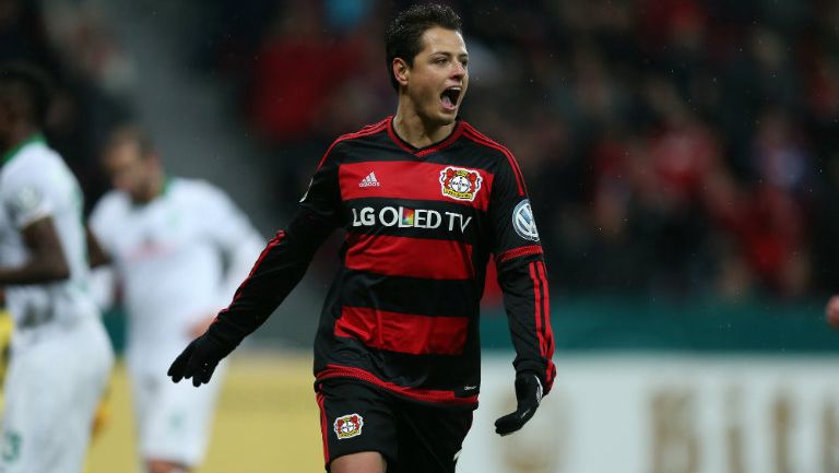 Chicharito celebra un gol con el Bayer Leverkusen