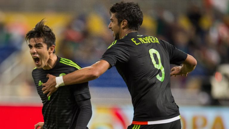 Eduardo Herrera celebra gol del Tri contra Senegal